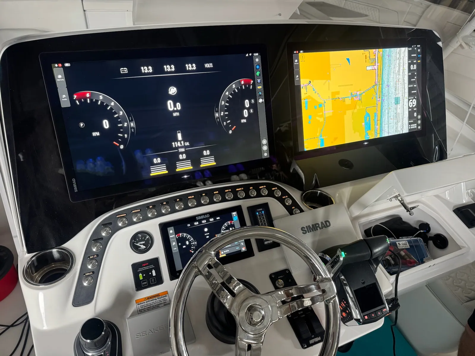 Custom dual-display helm