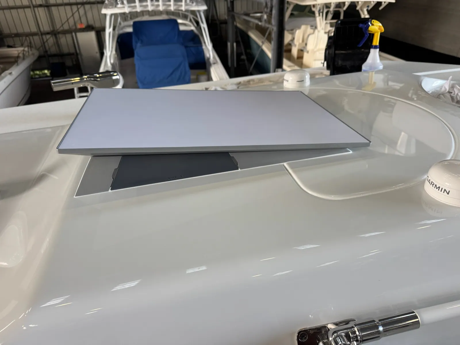 Flat satellite antenna on a hardtop